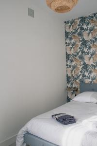 - une chambre avec un lit et une serviette dans l'établissement T2 BedinSaumur LOIRE CHATEAU tout CONFORT, à Saumur