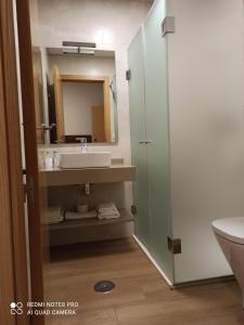 łazienka z umywalką i lustrem w obiekcie Hosteria de Rafi w mieście Priego de Córdoba +37 zdjęć