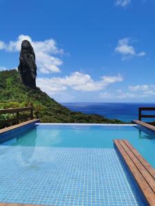 una piscina con vistas al océano en Pousada Filó, en Fernando de Noronha