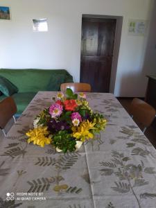 stół z bukietem kwiatów w obiekcie Santa Caterina Bed and Breakfast w mieście Badesse