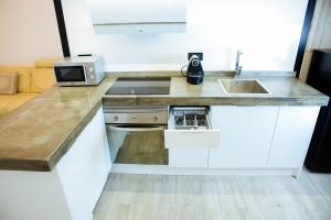 A kitchen or kitchenette at Moderno Loft a 150 metros de la playa