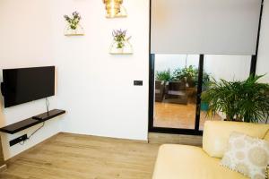 A television and/or entertainment centre at Moderno Loft a 150 metros de la playa