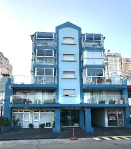 un edificio azul con balcones en una calle en Canal Azul, en Punta del Este