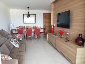 Le Bon Vivant 203 في أرايال دو كابو: غرفة معيشة مع تلفزيون وغرفة طعام