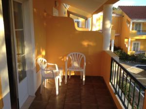 2 sillas y una mesa en el balcón en Hotel Rural Monte da Leziria en Santo André