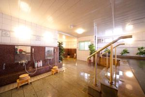 Habitación con baño con aseo y lavabo. en Beppu Station Hotel en Beppu