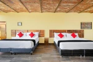 Un pat sau paturi într-o cameră la Capital O Hotel Posada Terraza, Tequila Jalisco