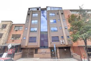 an apartment building on a city street at Hotel Ayenda 1086 Torre 52 in Bogotá