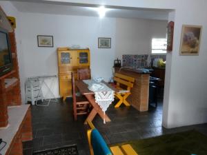 een woonkamer met een tafel en een eetkamer bij Chacara Recanto do Carlão in Biritiba-Mirim
