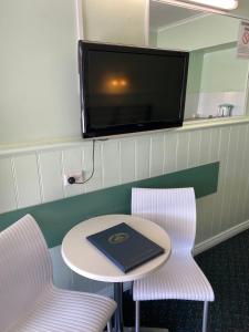 TV a/nebo společenská místnost v ubytování Paddle Steamer Motel