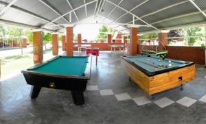 Una mesa de billar en Sesma Excelencia en Cabañas