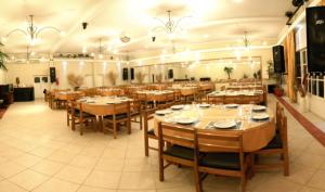 Un restaurant u otro lugar para comer en Sesma Excelencia en Cabañas