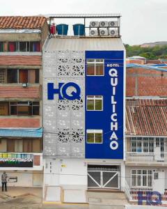 een gebouw met een bord aan de zijkant bij HOTEL QUILICHAO in Santander de Quilichao