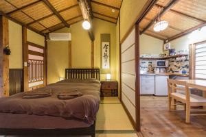 Lova arba lovos apgyvendinimo įstaigoje Shirakawa Cottage