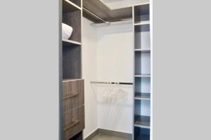 圣佩德罗苏拉Lujoso y acogedor condominio ejecutivo/familiar的黑白架壁橱