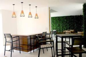 Lujoso y acogedor condominio ejecutivo/familiar的休息区