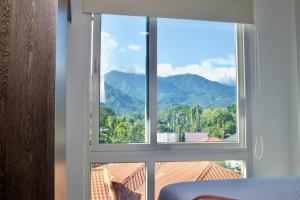 圣佩德罗苏拉Lujoso y acogedor condominio ejecutivo/familiar的山景窗户。