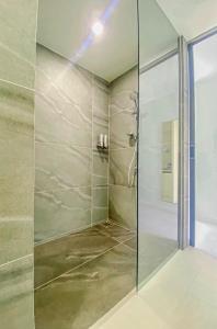 素叻ARENICE Boutique Hotel的浴室里设有玻璃门淋浴