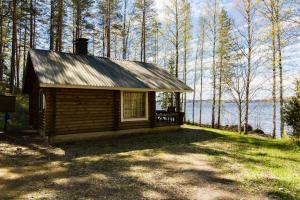 una pequeña cabaña frente al agua en Rantamökki Onni, en Hämeenlinna