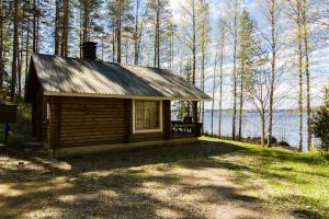 a small cabin in front of the water at Rantamökki Onni in Hämeenlinna