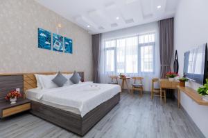 Habitación de hotel con cama, mesa y sillas en Palm Villa 11 - Luxury Pool Villa 8Rooms , Bida, Hồ Bơi, Gần Biển, en Xã Thang Tam