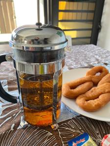 una taza de té y algunos aros de cebolla en un plato en Tara Tahiti Lodge, en Taunoa