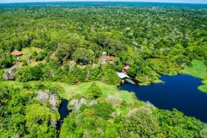 Pohľad z vtáčej perspektívy na ubytovanie Amazonia Jungle Hotel