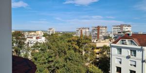 uitzicht op een stad met hoge gebouwen bij Boutique Apartment Jana in Shumen