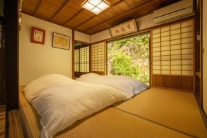 Postel nebo postele na pokoji v ubytování 宿坊 大泰寺 Temple Hotel Daitai-ji