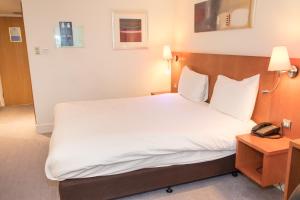 Voodi või voodid majutusasutuse Best Western Plus Moat House Reading toas