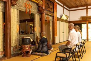 Shimosatoにある宿坊 大泰寺 Temple Hotel Daitai-jiの座椅子の一組 +37枚の写真
