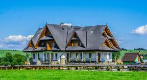 a large house with a gambrel roof at Willa na Borku in Ciche