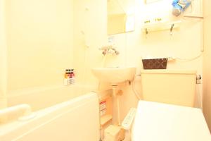 y baño con aseo y lavamanos. en Kazenooka en Motobu