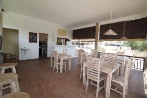 艾湄灣的住宿－Damar Sanjaya Uttama，用餐室配有木桌和椅子