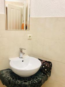 y baño con lavabo blanco y espejo. en Villa FeWo mit separaten Schlafmöglichkeiten, zentral gelegen, en Chemnitz