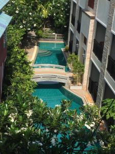 - une vue sur la piscine située dans un bâtiment dans l'établissement JJ Residence, sur les Îles Phi Phi