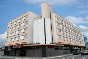 ein großes Gebäude in einer Stadtstraße mit einer Straße in der Unterkunft Antico Plaza Hotel in Taubaté