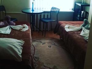 Pokój z dwoma łóżkami oraz stołem i stołem w obiekcie Jovena Hostel w Wilnie
