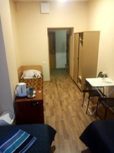 Pokój z łóżkiem, stołem i stołem w obiekcie Jovena Hostel w Wilnie