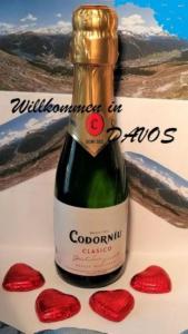 Una botella de vino con dos corazones rojos en Quellenhof D04, en Davos