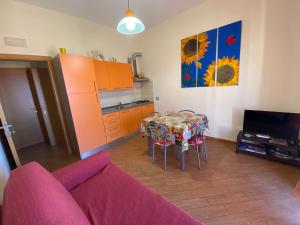 een woonkamer met een roze bank en een tafel bij Dolce Estate Cefalù in Cefalù +64 foto's