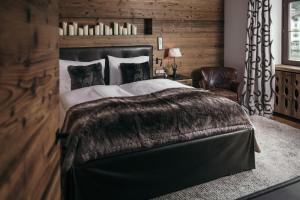 A bed or beds in a room at Hotel Arlberg Lech