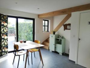 uma cozinha e sala de jantar com mesa e cadeiras em Noest em Destelbergen