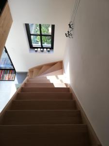 un escalier menant au deuxième étage d'une maison dans l'établissement Noest, à Destelbergen