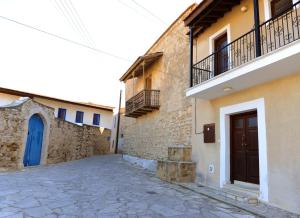 an alley between two buildings with a blue door at Esperando in Maroni