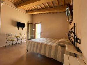A television and/or entertainment centre at Casale dei Cinque Colli