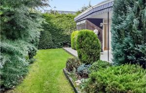 un jardín con plantas verdes y un edificio en Beautiful Home In Julianadorp With Kitchen, en Julianadorp