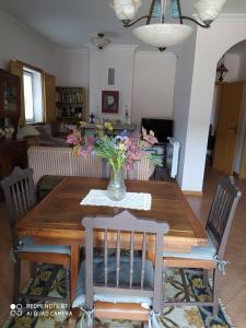 uma mesa de jantar com um vaso de flores em Quinta de Penelas em Lamego