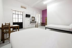 1 dormitorio con 1 cama, 1 mesa y 1 silla en OYO Casa Vieja,Ciudad Serdán,Museo La Magnolia en Ciudad Serdán