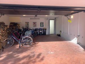 - un groupe de vélos garés dans un garage dans l'établissement Park-Lodge Am Rohrbusch, à Münster